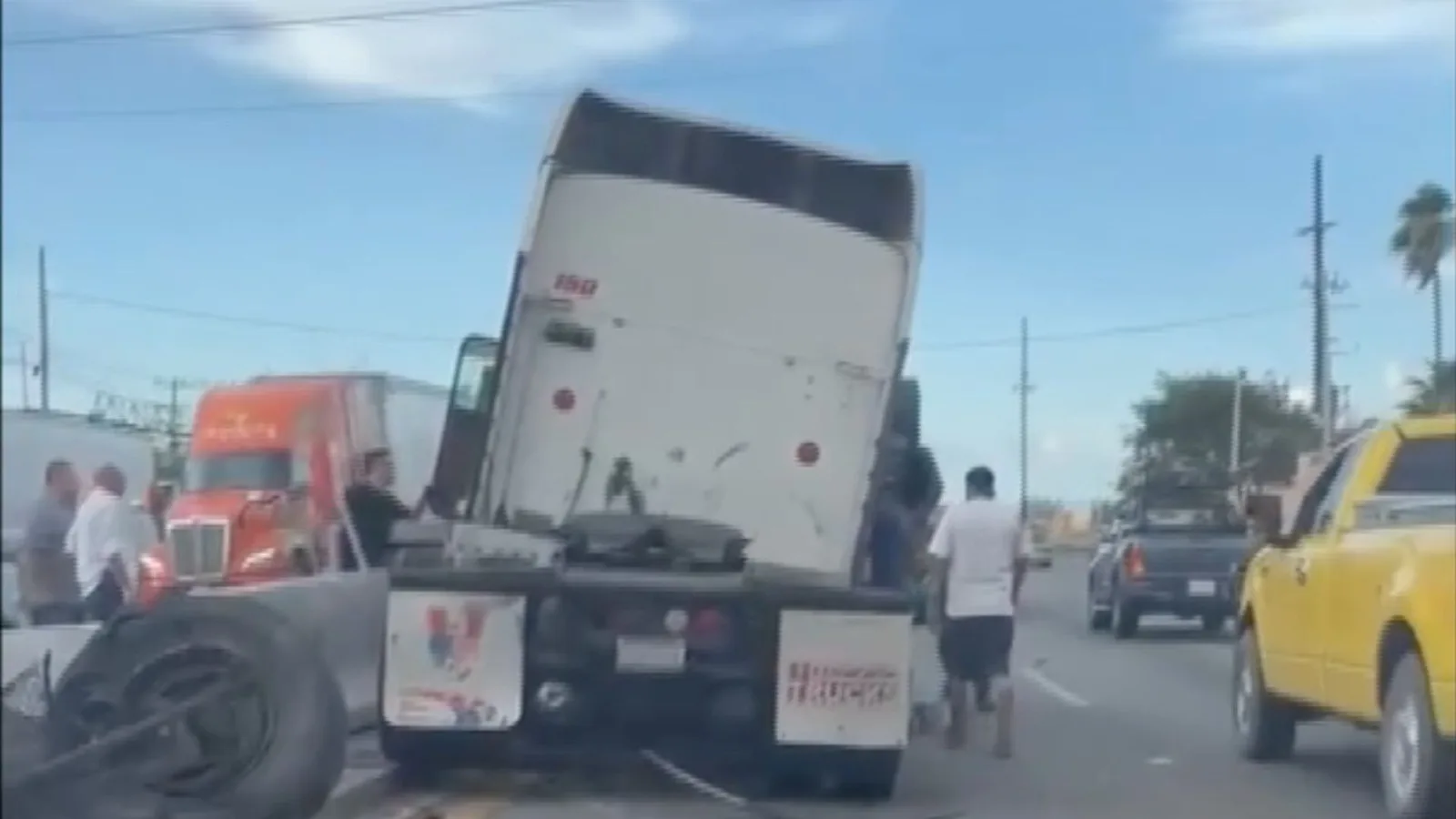 Accidente de tráiler genera congestión en carretera libre a Laredo en Apodaca