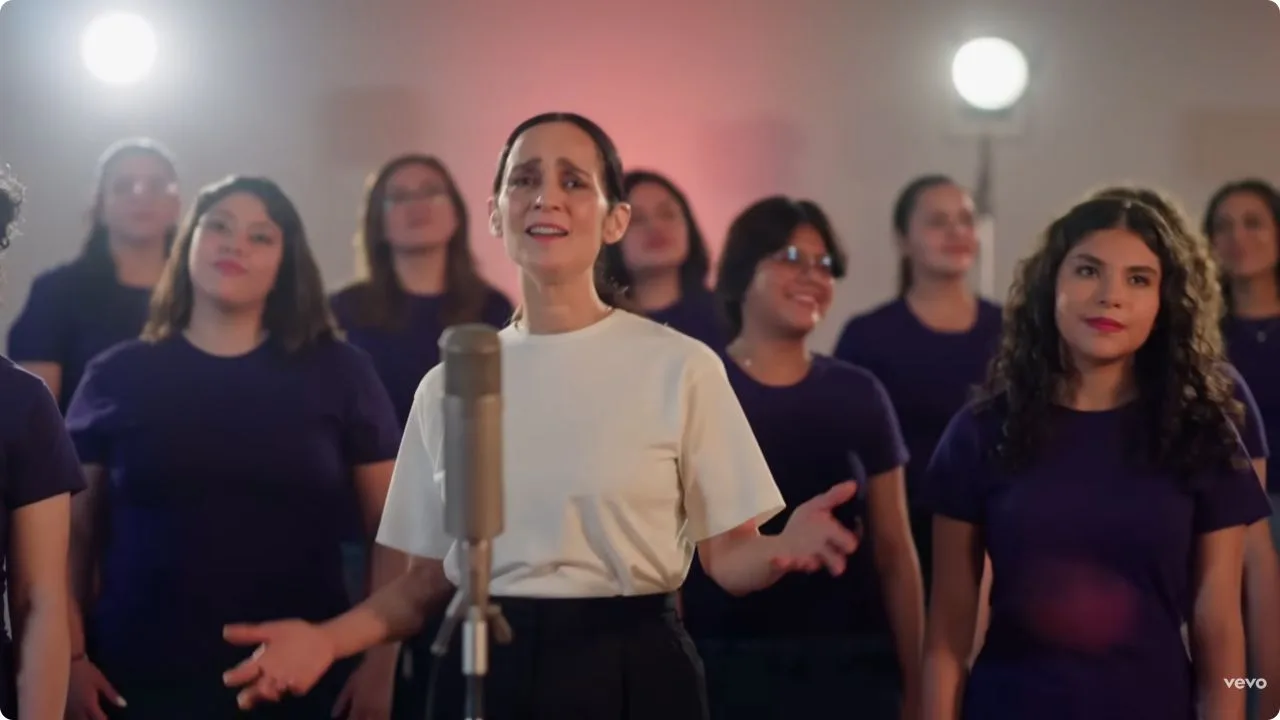 Julieta Venegas aclara la controversia sobre 'La Niña Futbolista'