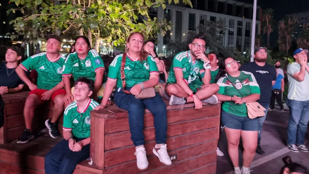 Aficionados mexicanos se despiden del Mundial tras derrota ante Inglaterra