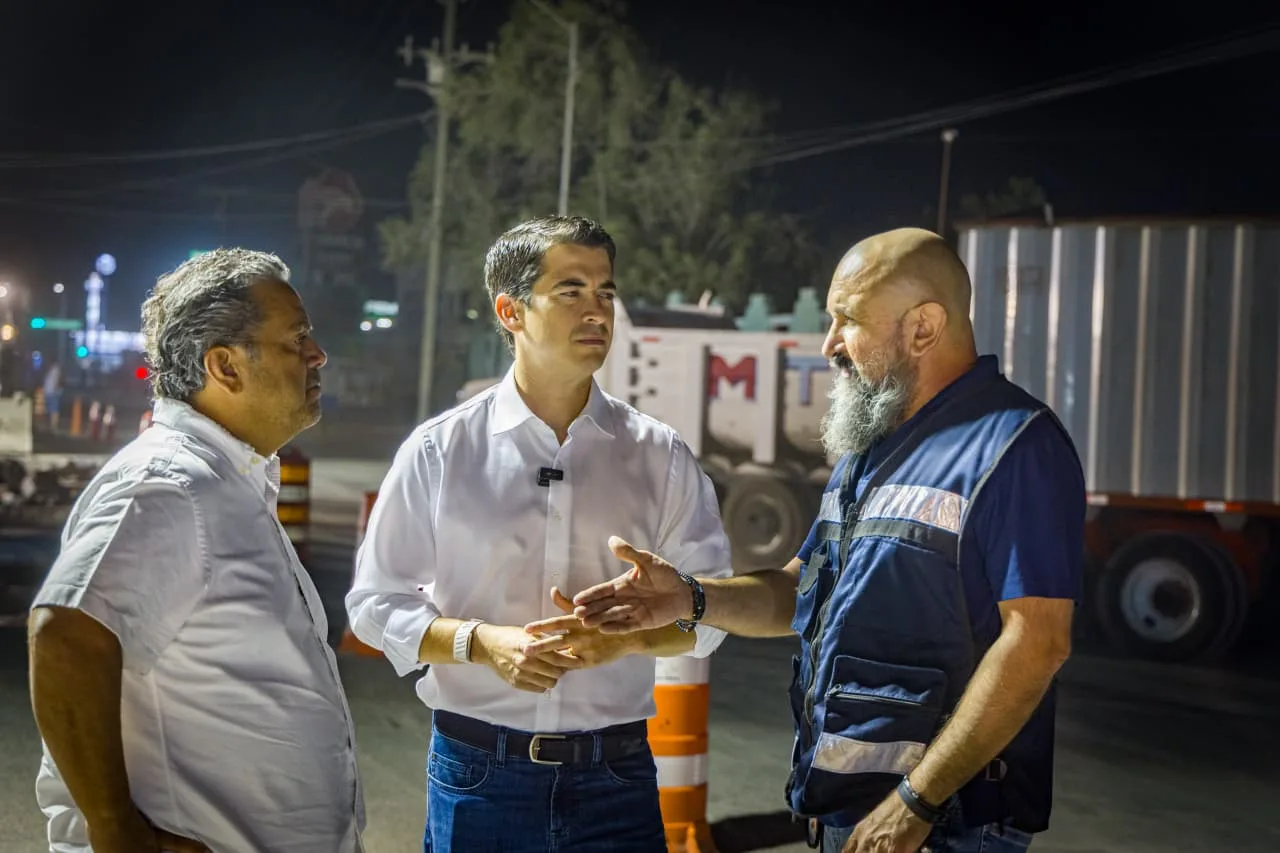Monterrey realiza trabajos nocturnos de bacheo en avenida Los Ángeles
