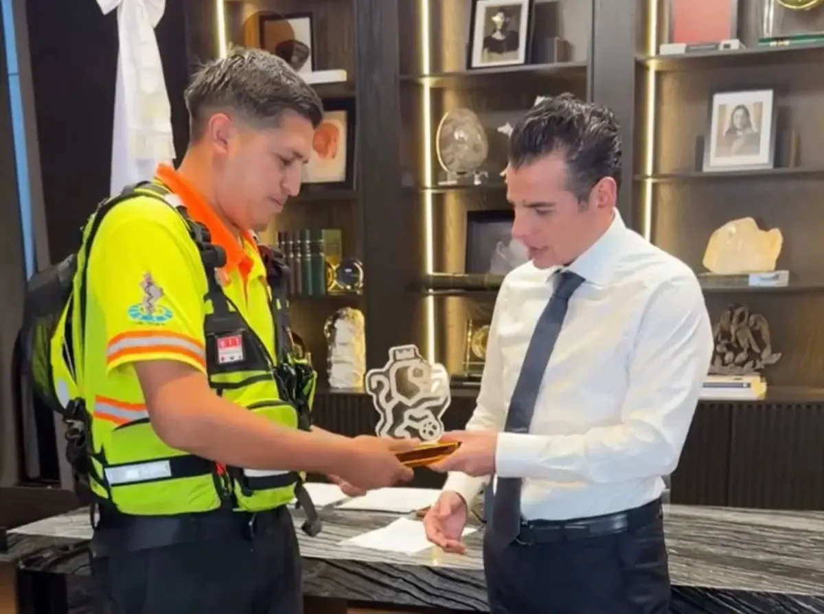 Reconocen a paramédico del CRUM por su labor en emergencias en Nuevo León