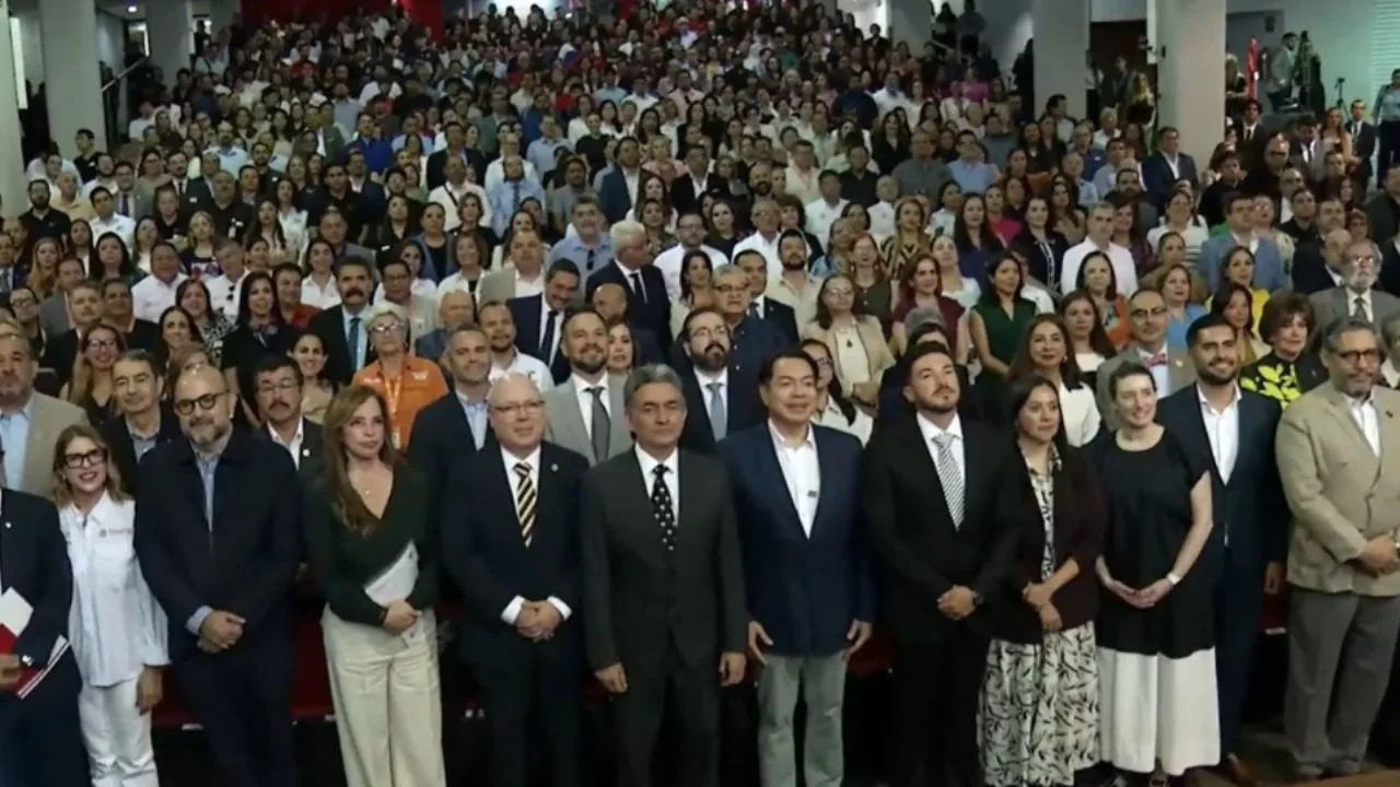 SEP analiza regulación del uso de celulares en escuelas del país