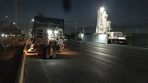 Servicios Públicos realiza limpieza nocturna en libramiento Matamoros-Monterrey