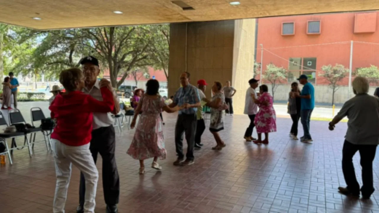 Adultos mayores disfrutan de bailes dominicales en Monterrey