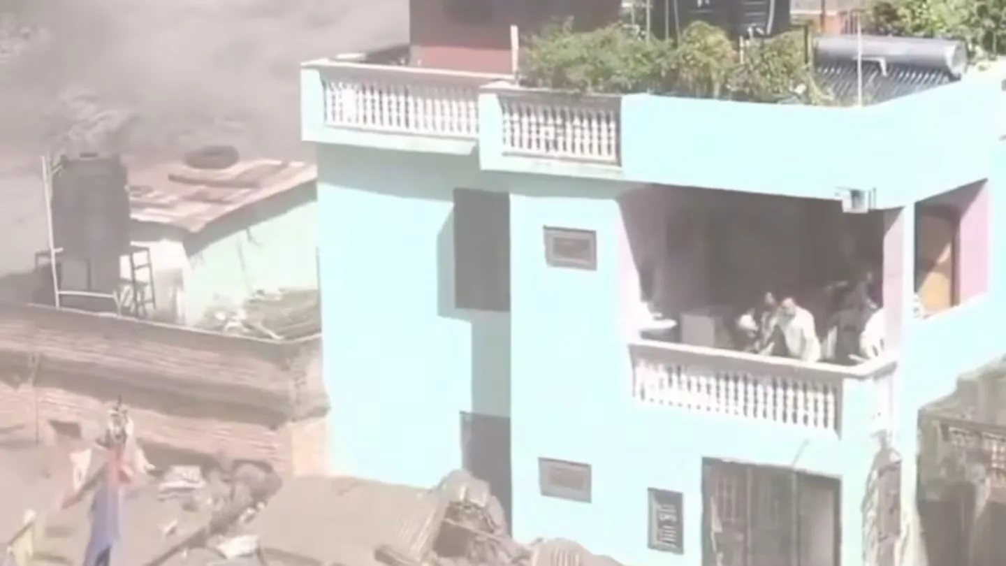 Familia sobrevive a riada en Nepal gracias a su casa que resistió la corriente