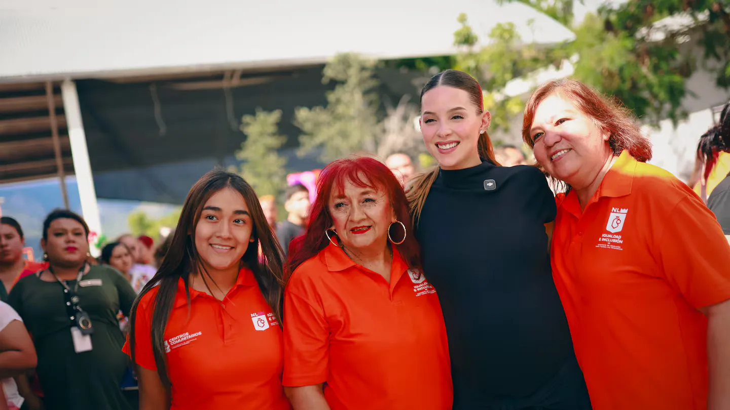 Mariana Rodríguez entrega tarjetas de transporte gratuito a mujeres en Monterrey
