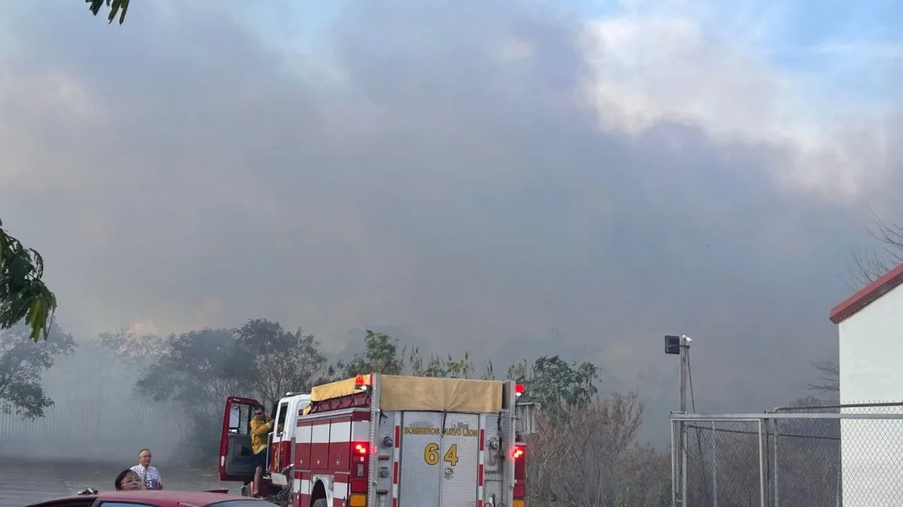 Desalojo en Escobedo tras incendio en predio cercano a capilla