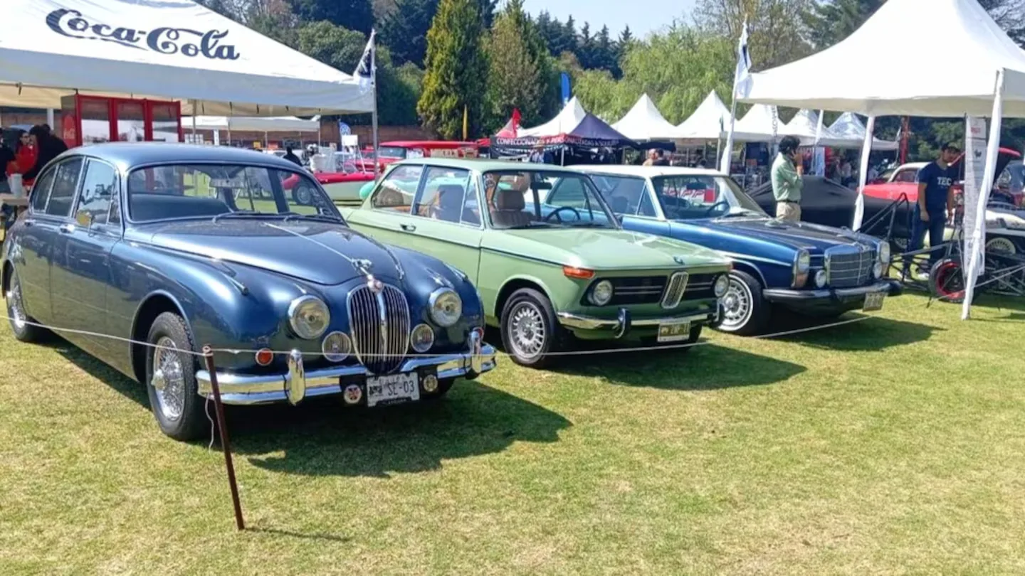 Toluca celebra exhibición de autos clásicos y deportivos con causa benéfica