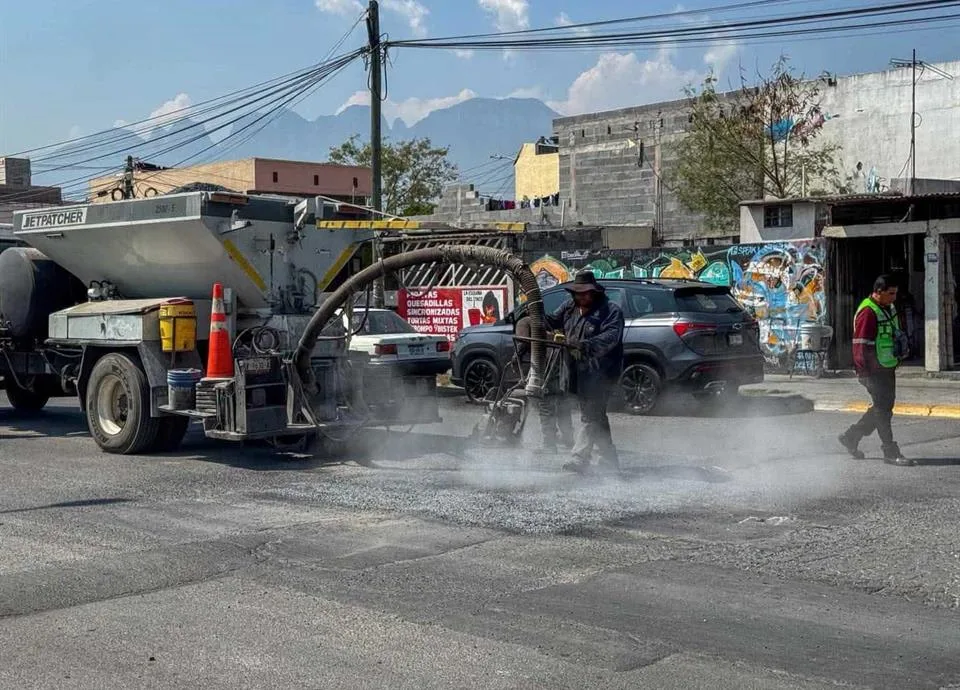 Escobedo inicia operativo de bacheo en la avenida Monterrey