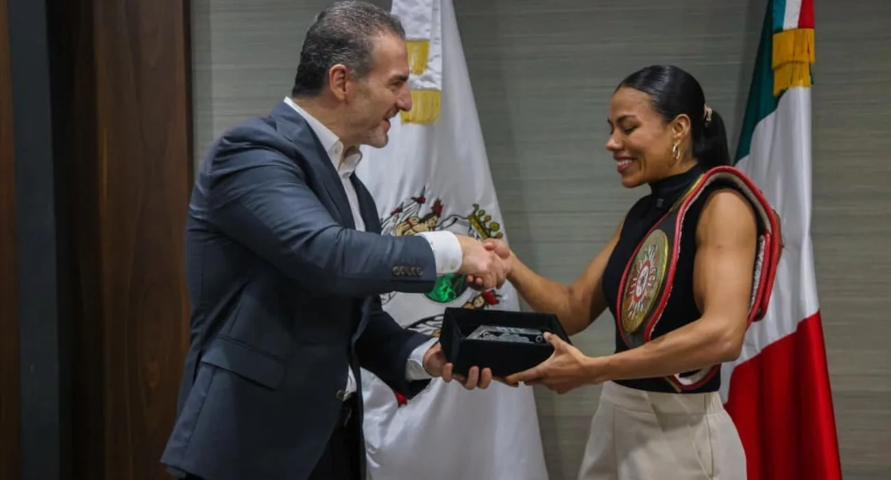 Alcalde de Monterrey reconoce a la boxeadora Isela Rodríguez por su trayectoria