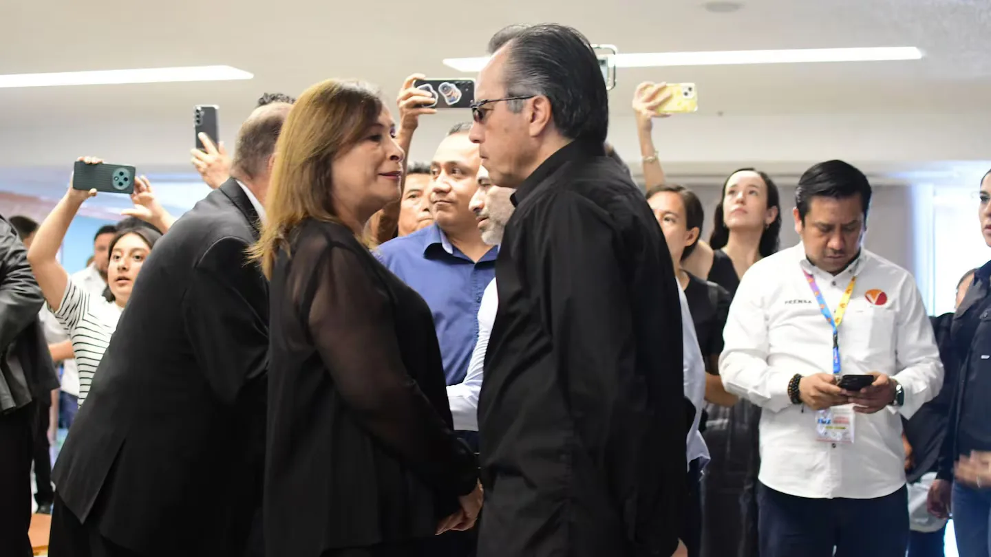 Rocío Nahle y Cuitláhuac García se encuentran en funeral de Zenyazen Escobar