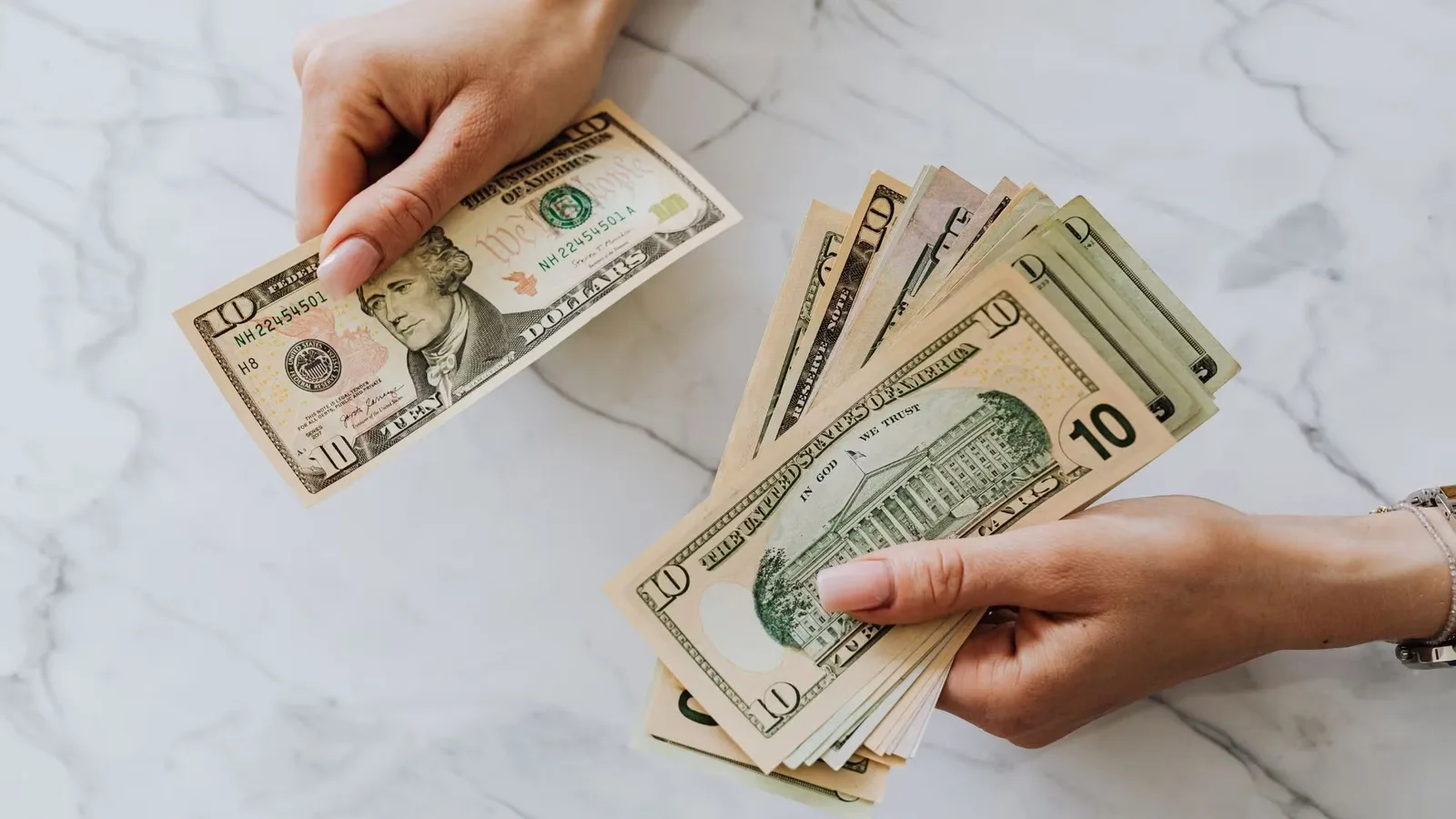 El peso mexicano muestra volatilidad frente al dólar este martes