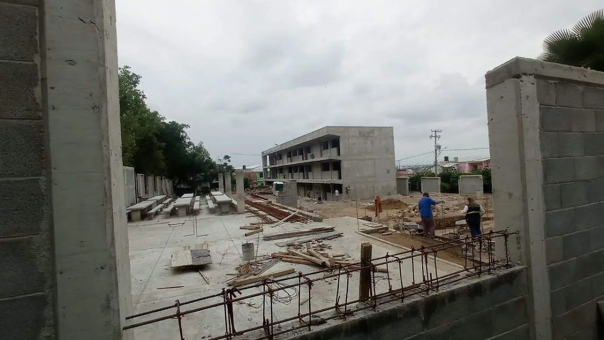 Avanza reconstrucción de la Escuela Primaria Benito Juárez en León