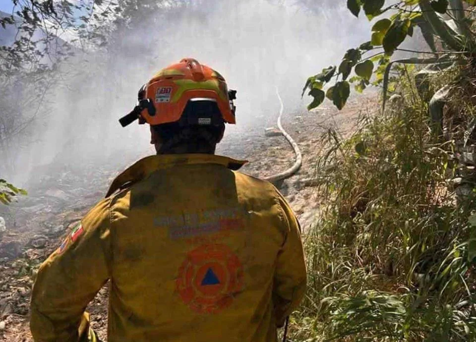 Incendio en basurero clandestino moviliza a cuerpos de auxilio en Monterrey