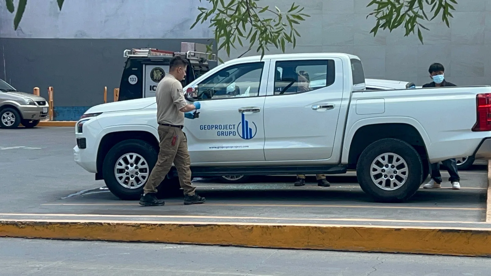 Robo a mano armada en Monterrey: maletín y laptop sustraídos en cristalazo