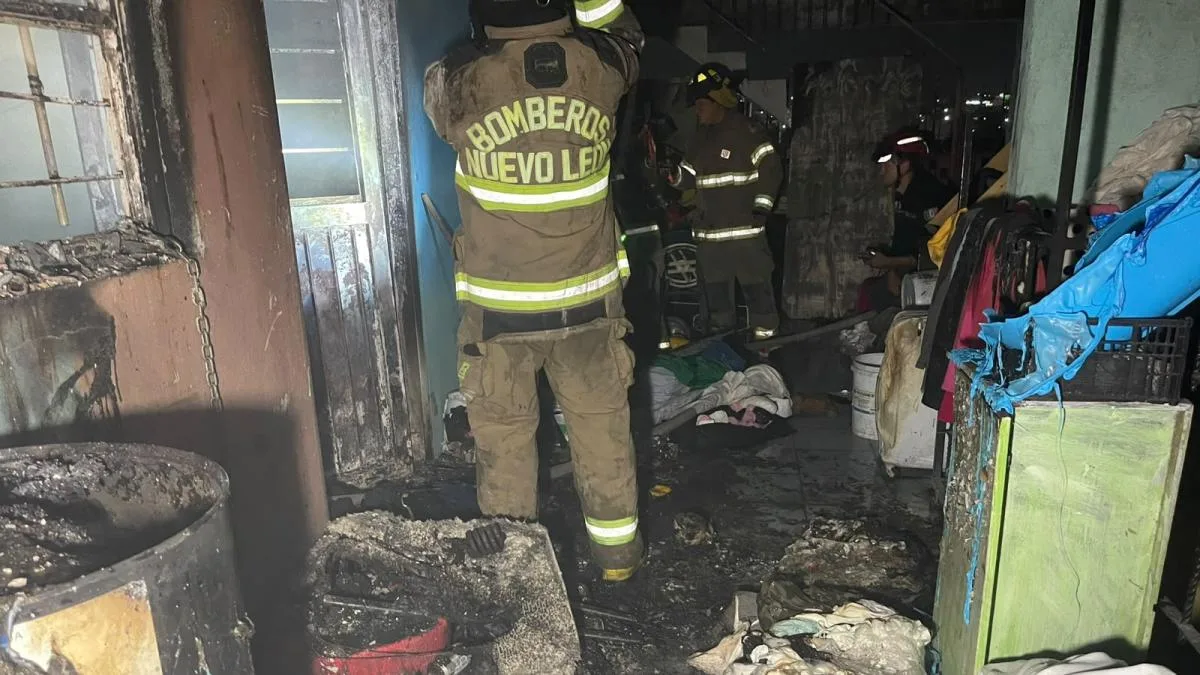Incendio en conjunto habitacional de Monterrey moviliza a cuerpos de rescate