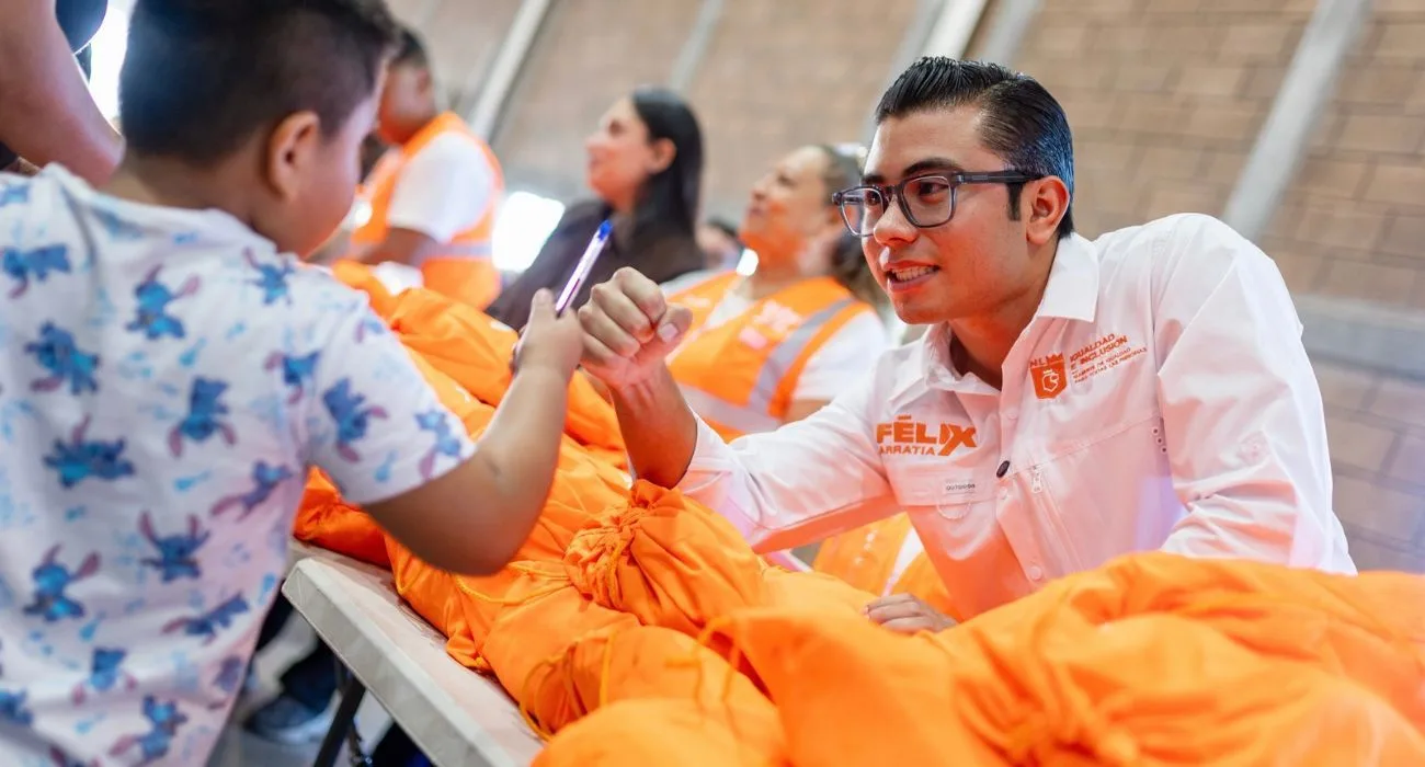 Juárez entrega más de 300 mil uniformes escolares gratuitos en dos años