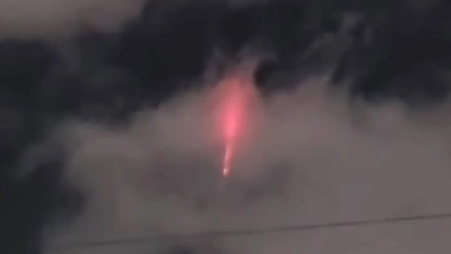 Habitantes de Nuevo León asombrados por extraña luz en el cielo