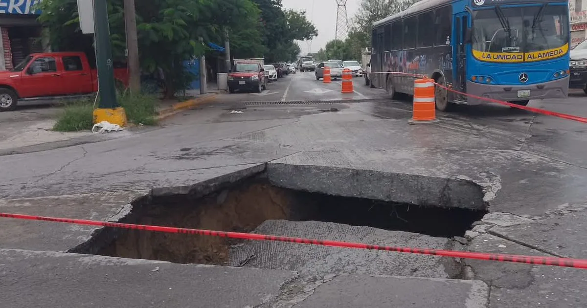 Cierre vial en Escobedo por socavón de grandes dimensiones