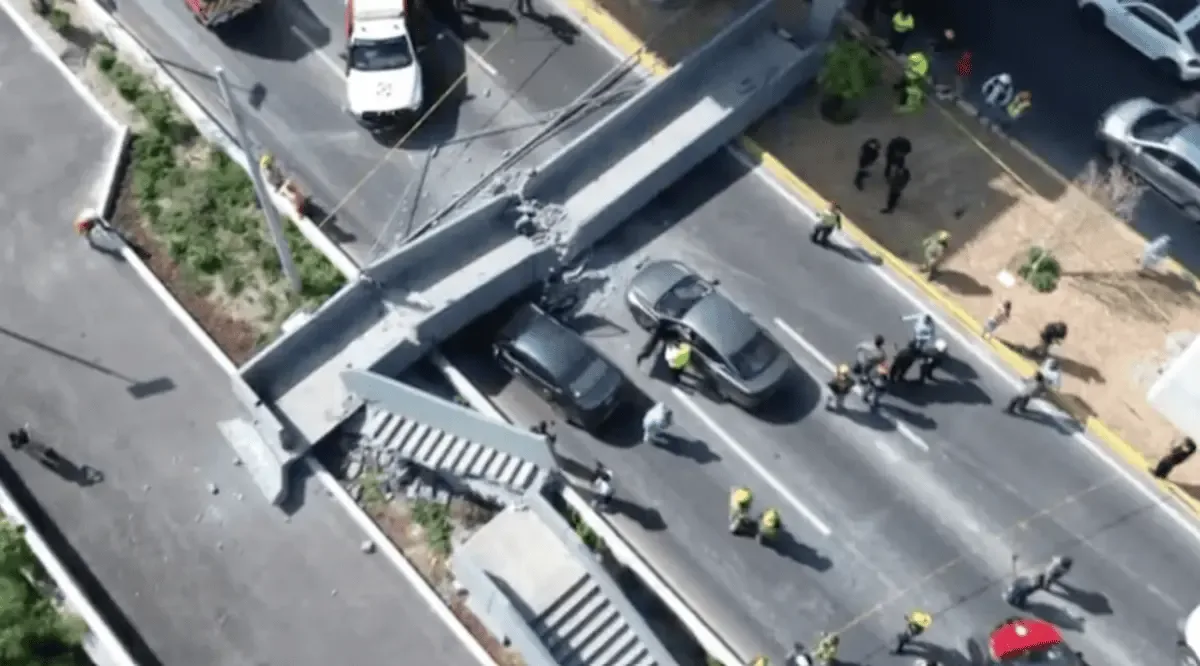 Colapso de puente peatonal en Monterrey causa daños a vehículo