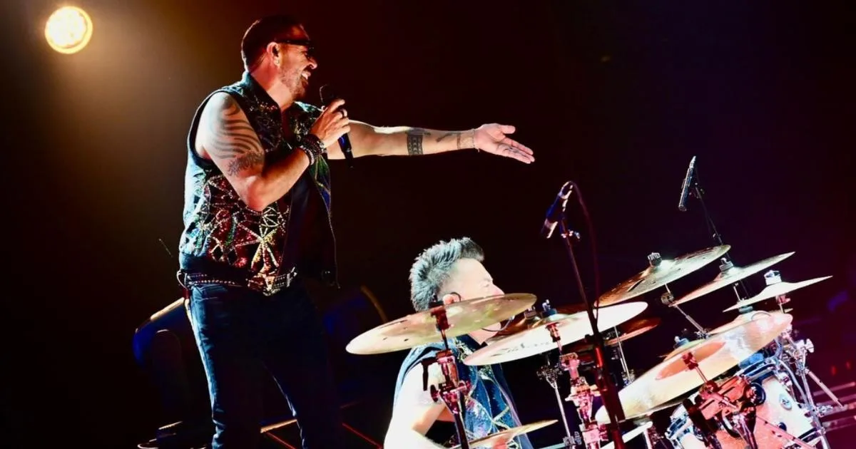 Jorge D’Alessio sufre caída en concierto de Matute en Pachuca
