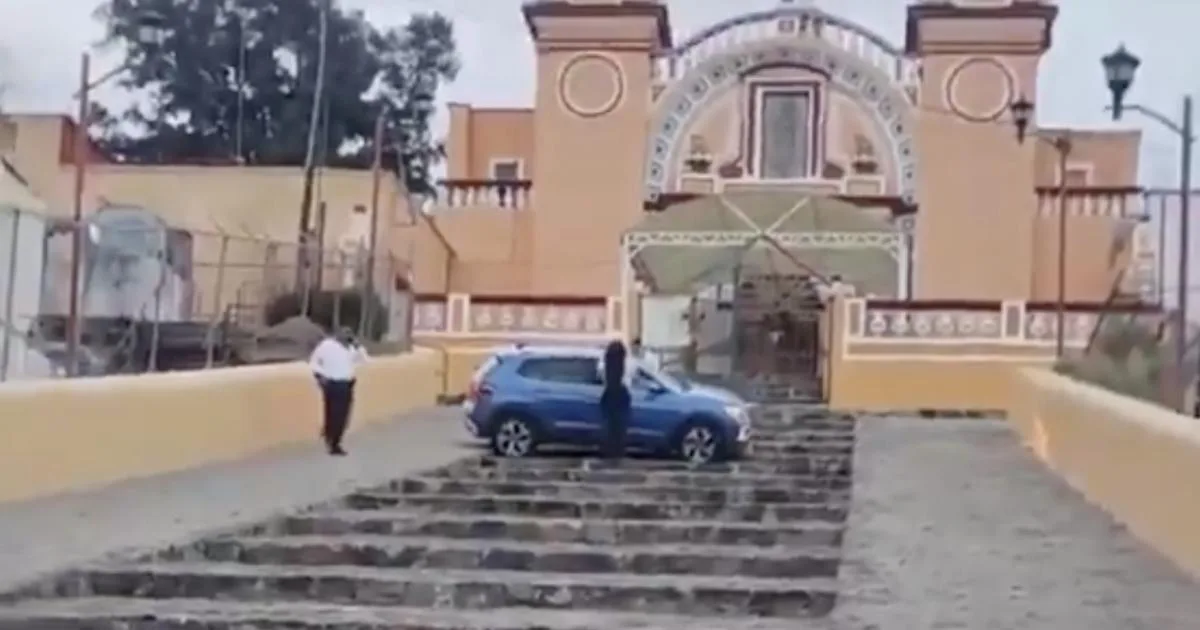 Conductor culpa al GPS tras subir su auto a escalinata de iglesia en Puebla