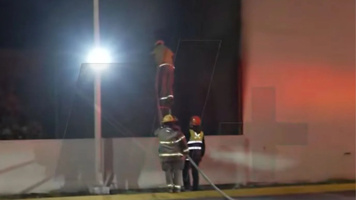 Bomberos controlan incendio en terreno baldío en Santa Catarina, NL