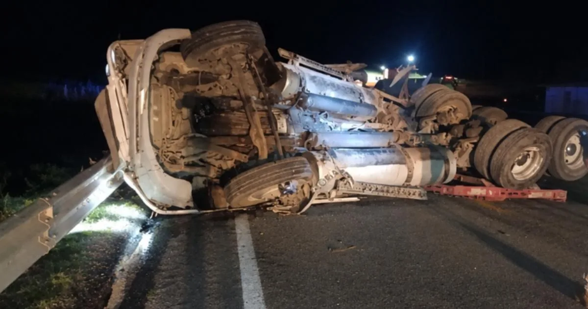 Accidente de tráileres en Sabinas Hidalgo deja un muerto y un herido