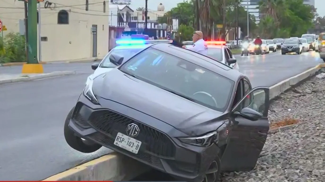 Automóvil cae en paso a nivel del tren en Guadalupe, sin heridos