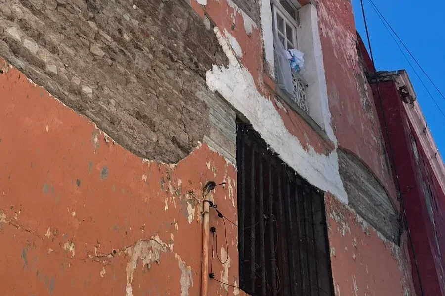 Deterioro de fachada en Guanajuato genera preocupación entre peatones