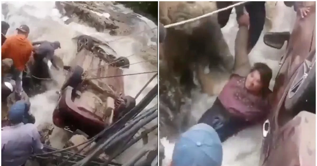 Rescatan a mujer atrapada en auto volcado por inundaciones en Chiapas