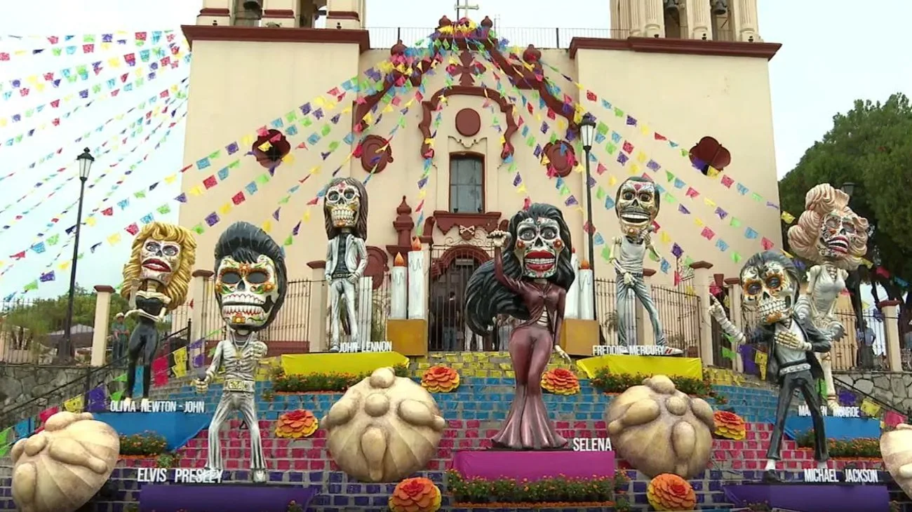 Santiago celebra el Día de Muertos con un impresionante megaaltar