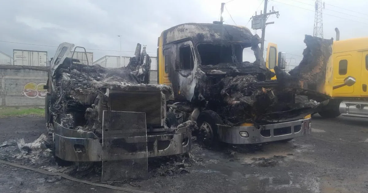 Incendio afecta a dos tractocamiones en Apodaca