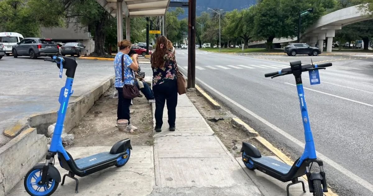 Usuarios de San Pedro denuncian obstrucción por scooters en paradas de camión